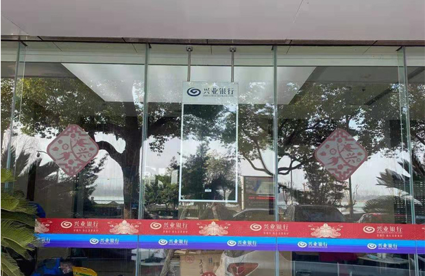 吊式双面广告机橱窗屏兴业银行安装案例