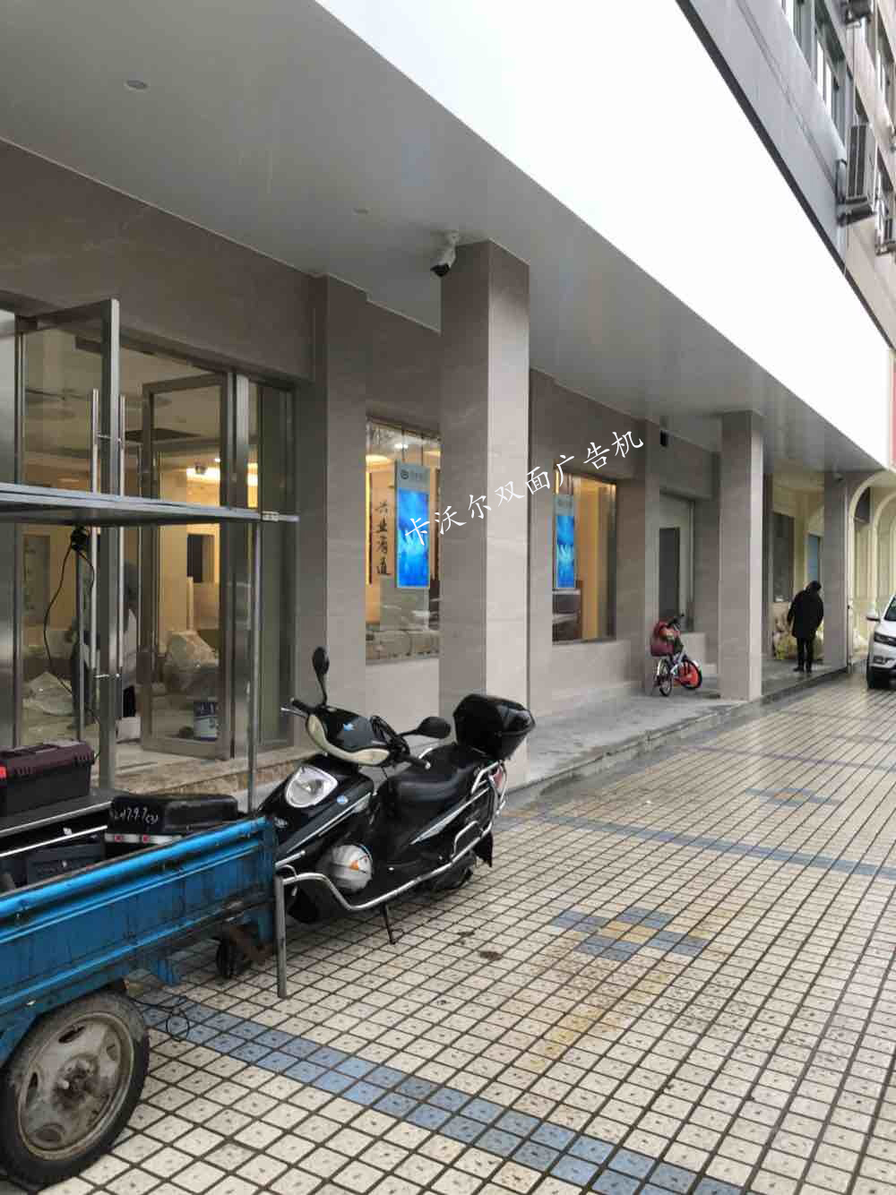 浙江兴业银行双面广告机(图1)